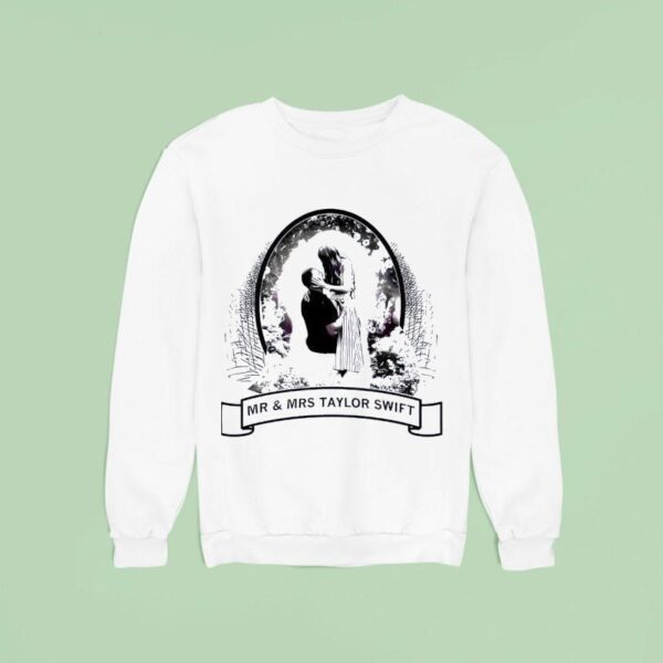 Couple Frame Mr And Mrs Taylor Sweatshirt