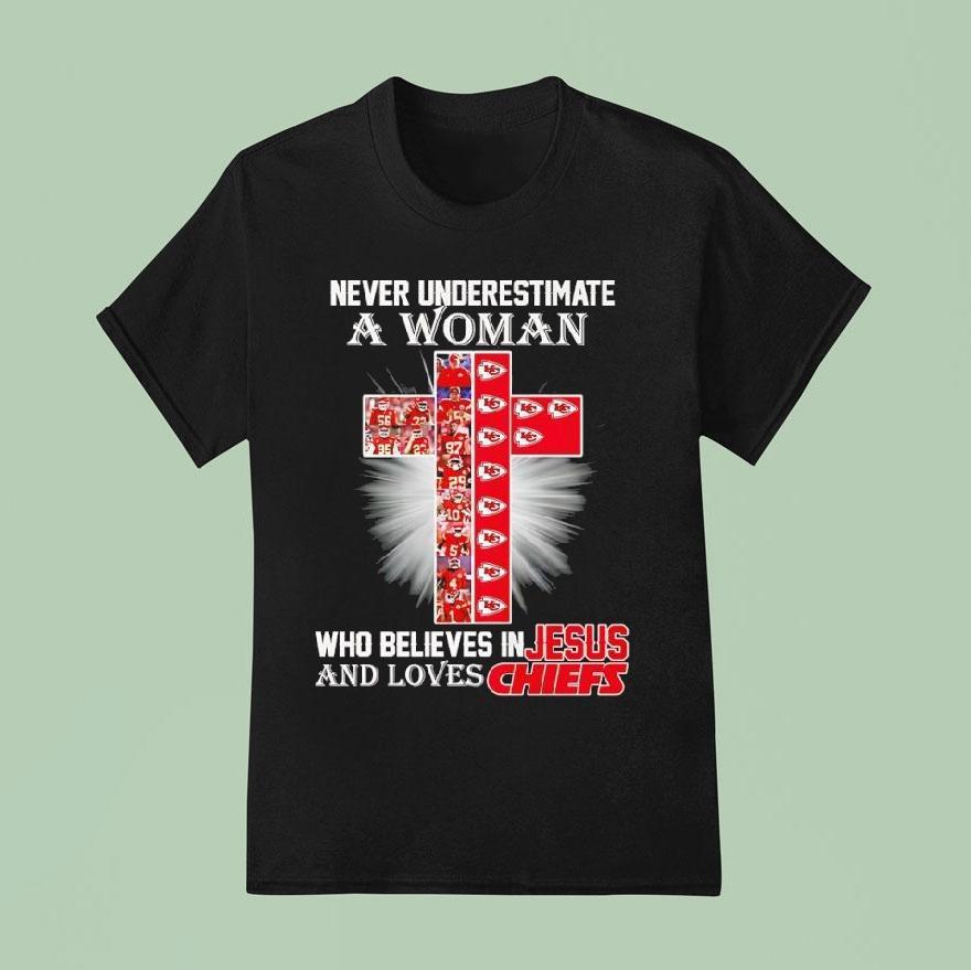 Never Underestimate A Woman Who Believes In Jesus Loves Kansas City Chiefs Cross T Shirt