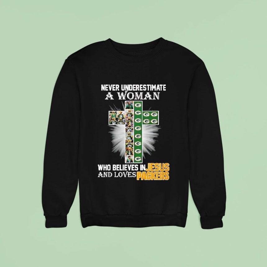 Never Underestimate A Woman Who Believes In Jesus Loves Green Bay Packers Cross Sweatshirt Never Underestimate A Woman Who Believes In Jesus Loves Green Bay Packers Cross Sweatshirt