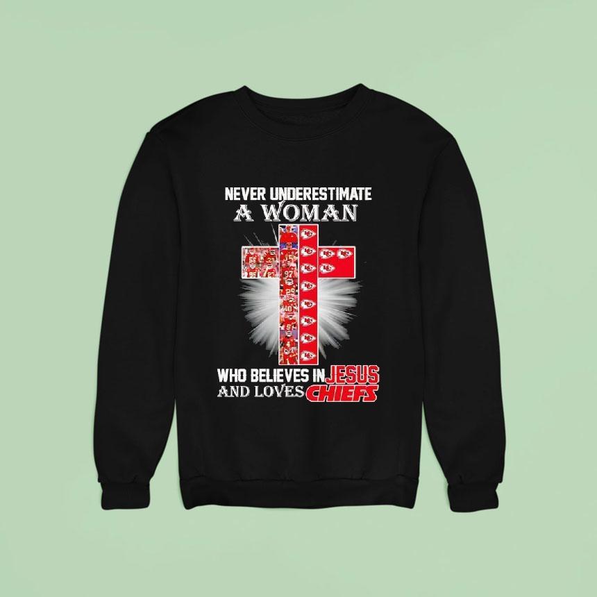 Never Underestimate A Woman Who Believes In Jesus Loves Kansas City Chiefs Cross Sweatshirt Never Underestimate A Woman Who Believes In Jesus Loves Kansas City Chiefs Cross Sweatshirt